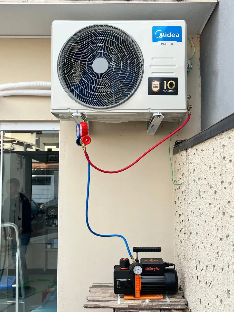 Condensadora Midea Inverter com manifold e bomba de vácuo conectados