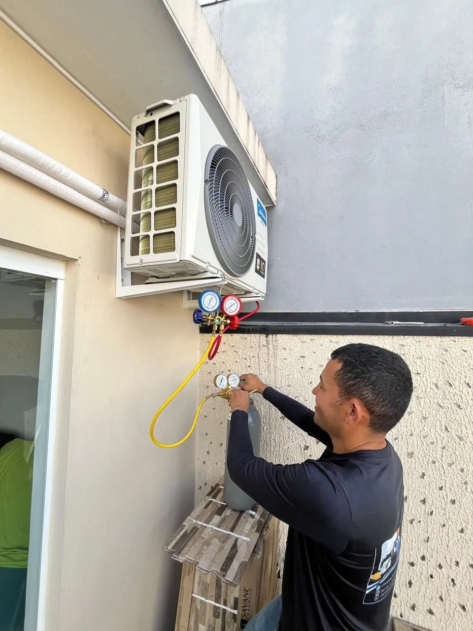 Técnico da Barros & Brandino ajustando manômetros na condensadora Midea