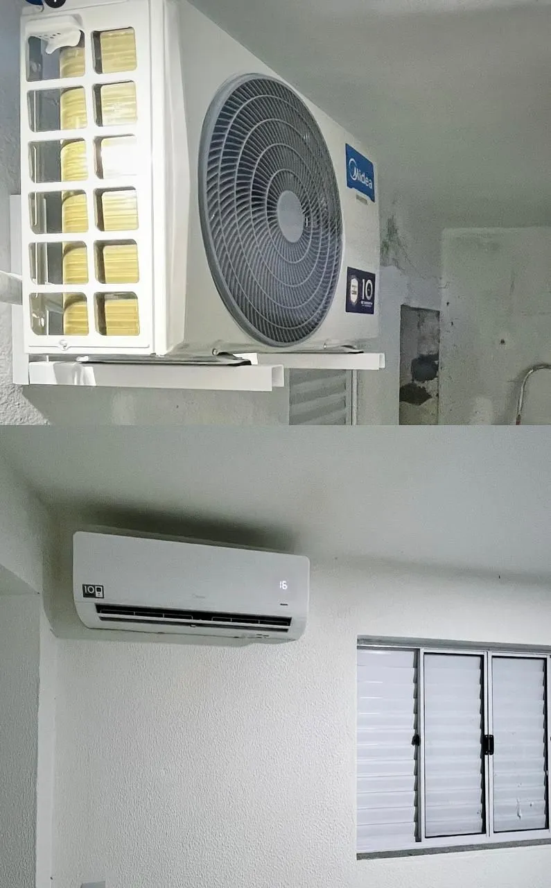 Condensadora Midea em suporte na parede e evaporadora Midea instalada acima da janela
